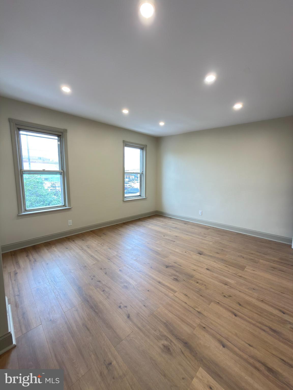 EAST KENSINGTON - Residential