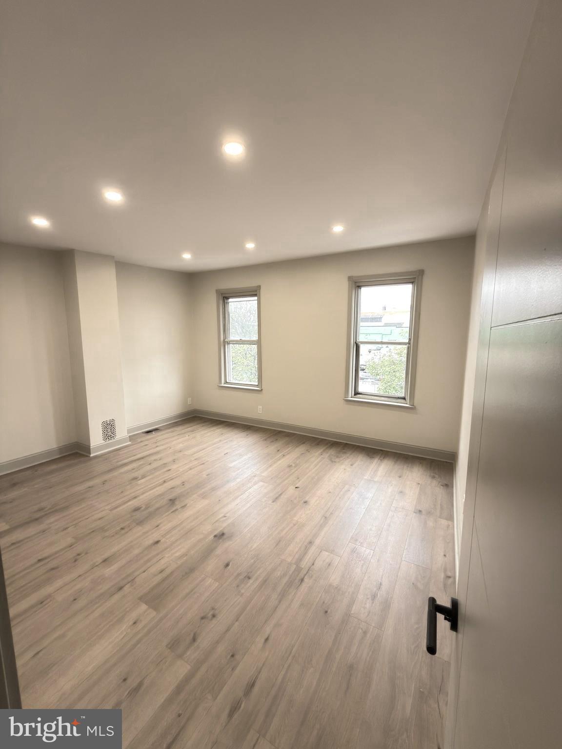 EAST KENSINGTON - Residential