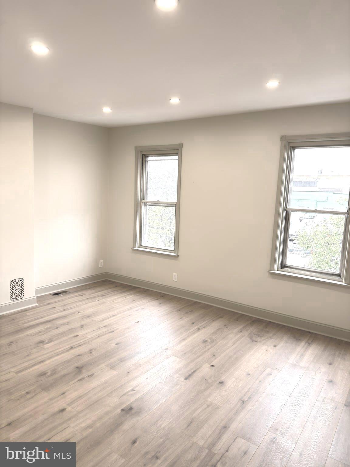 EAST KENSINGTON - Residential
