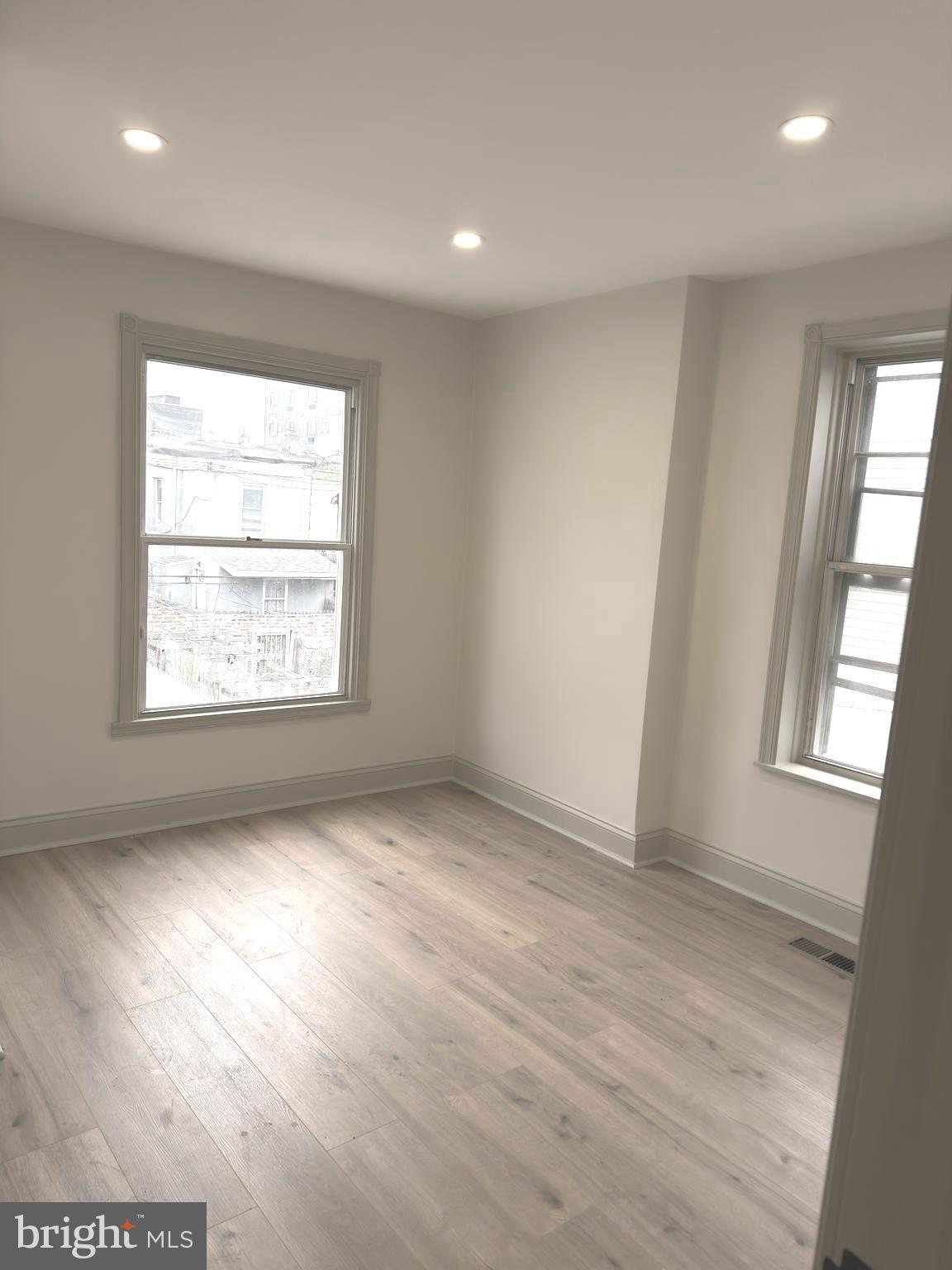 EAST KENSINGTON - Residential