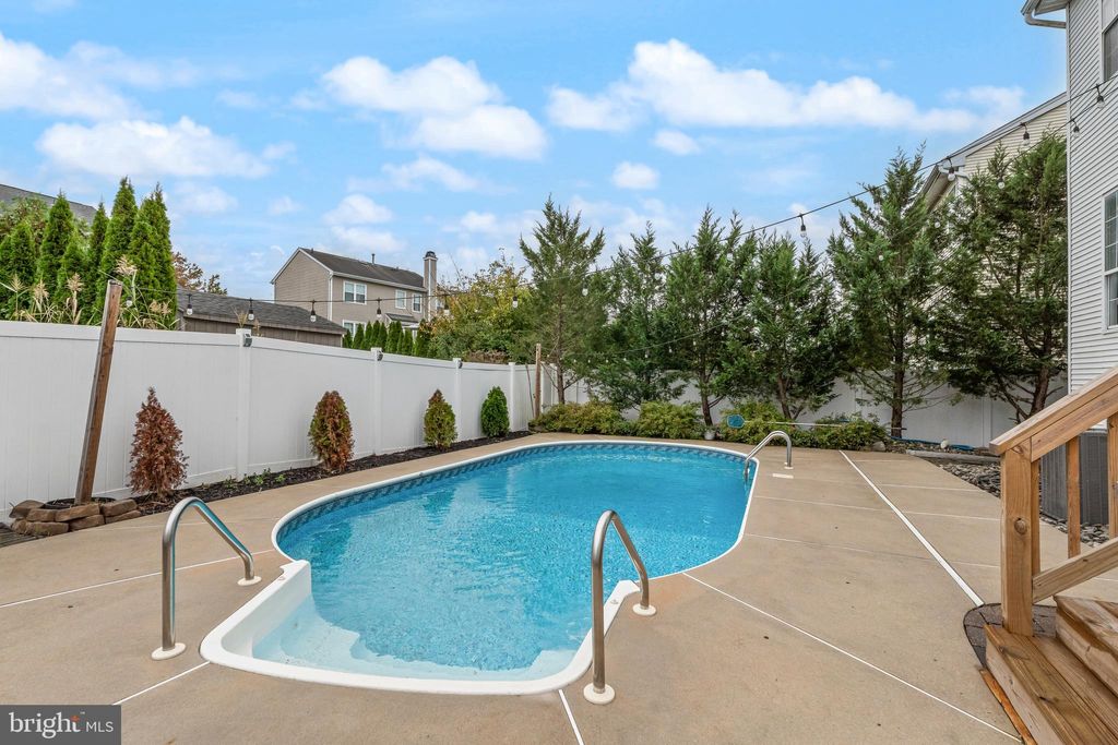 Photo of 7 Mohawk Trail, BURLINGTON, NJ 08016 (MLS # NJBL2097200)