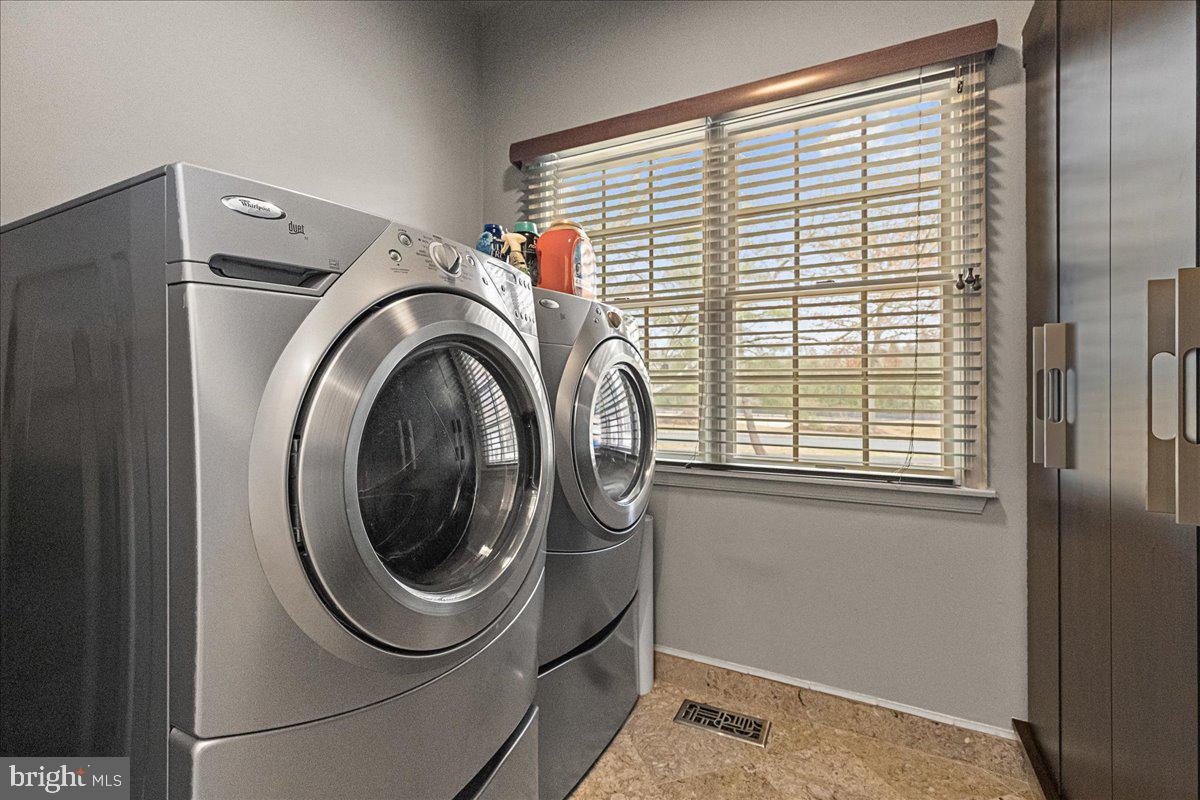 WASHINGTON OAKS - Residential