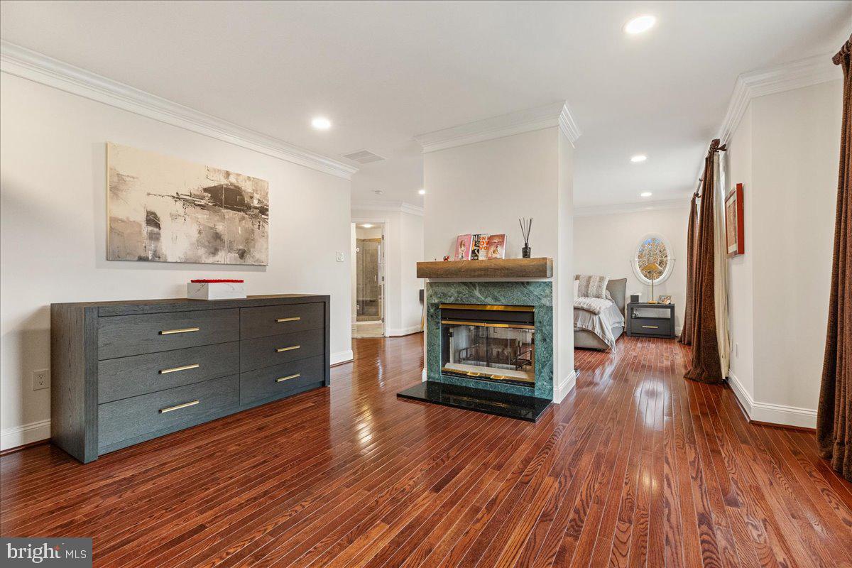 WASHINGTON OAKS - Residential