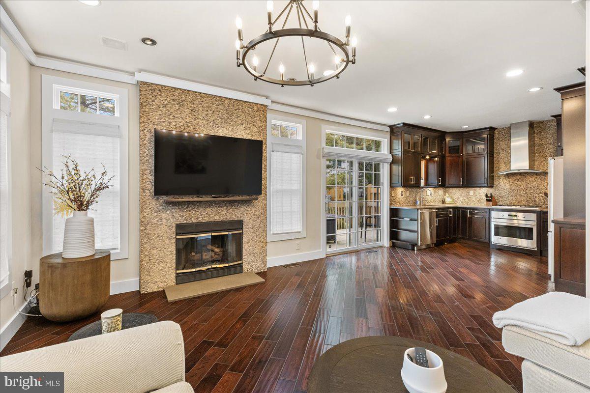 WASHINGTON OAKS - Residential