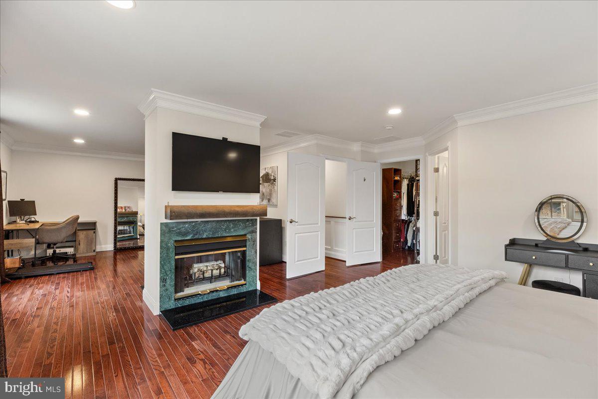 WASHINGTON OAKS - Residential