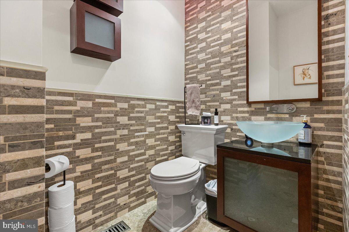 WASHINGTON OAKS - Residential