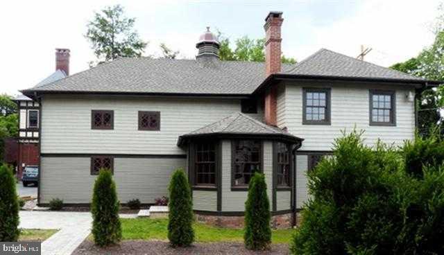 Carriage house completely remodeled with 3 bedrooms, 2.5 baths, gourmet kitchen w/stainless steel appliances and plenty of under counter storage space. Walk-in pantry. Sky lights and vaulted ceilings in bedrooms. Open floor plan livingroom, diningroom and kitchen. Easy Living and close to I-83 for commuters. Close to York Hospital.