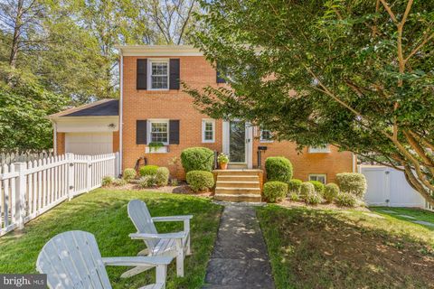 Photo of 6405 Redwing Road, BETHESDA, MD 20817 (MLS # MDMC2201840)