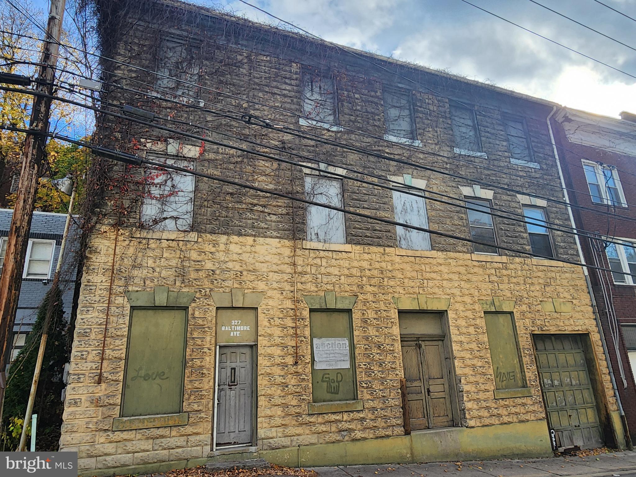 Main image without alt text