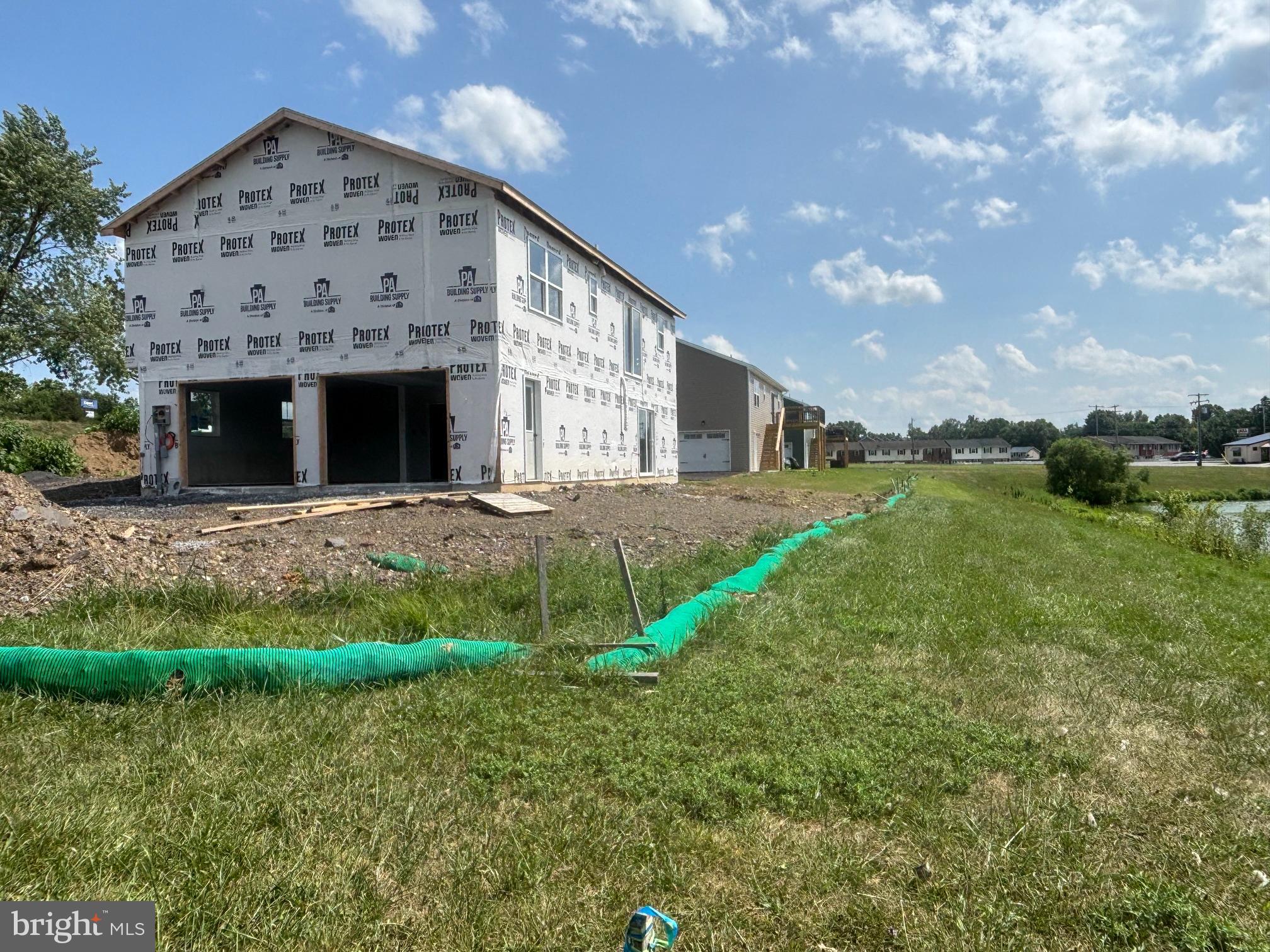 181 MEADOWCREEK DRIVE N