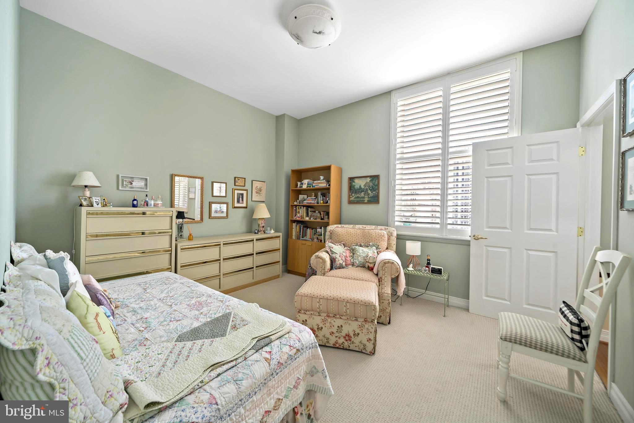 LOGAN SQUARE - Residential