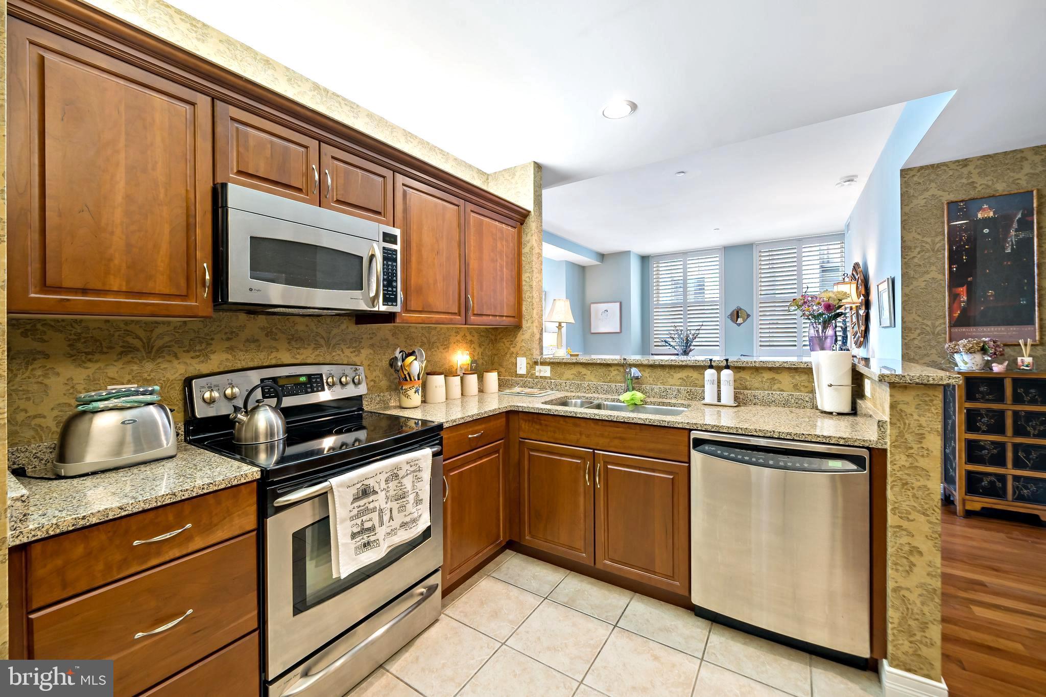 LOGAN SQUARE - Residential