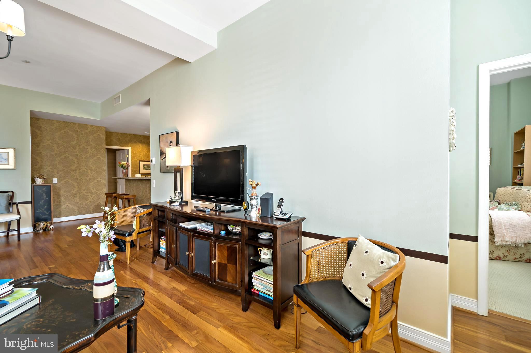 LOGAN SQUARE - Residential