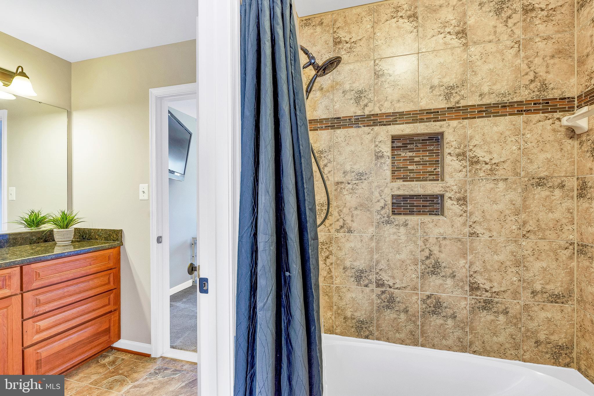 OAKWOOD MANOR - Residential