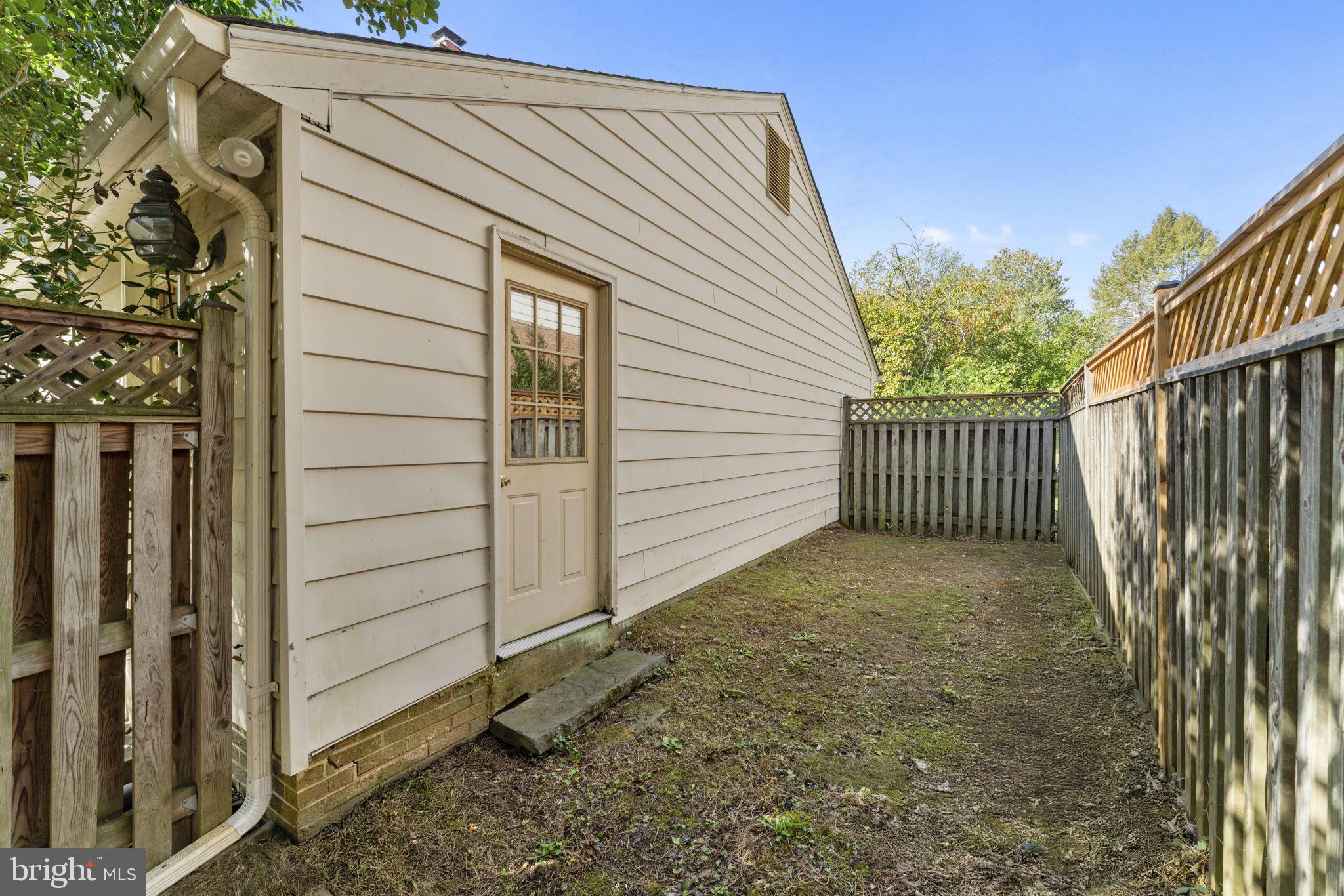 EAST GATE OF POTOMAC - Residential Lease