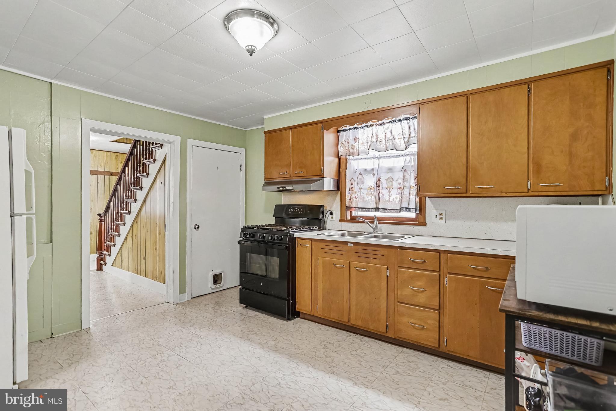 428 W QUEEN STREET