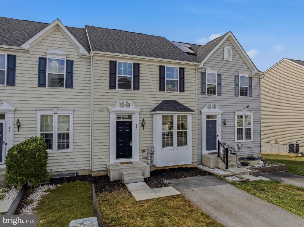 Photo of 19 Ontario Drive, FALLING WATERS, WV 25419 (MLS # WVBE2052378)