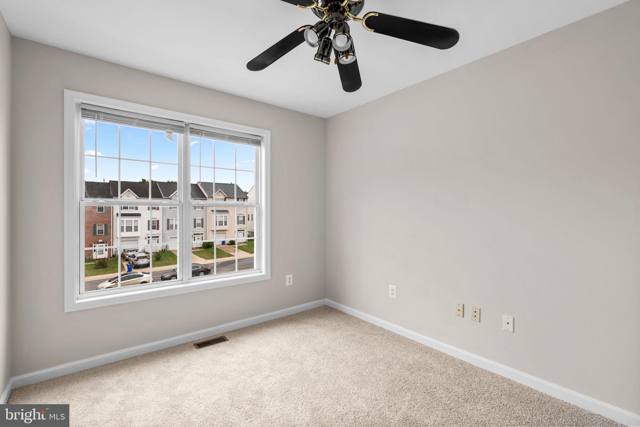 EMERALD KNOLLS - Residential