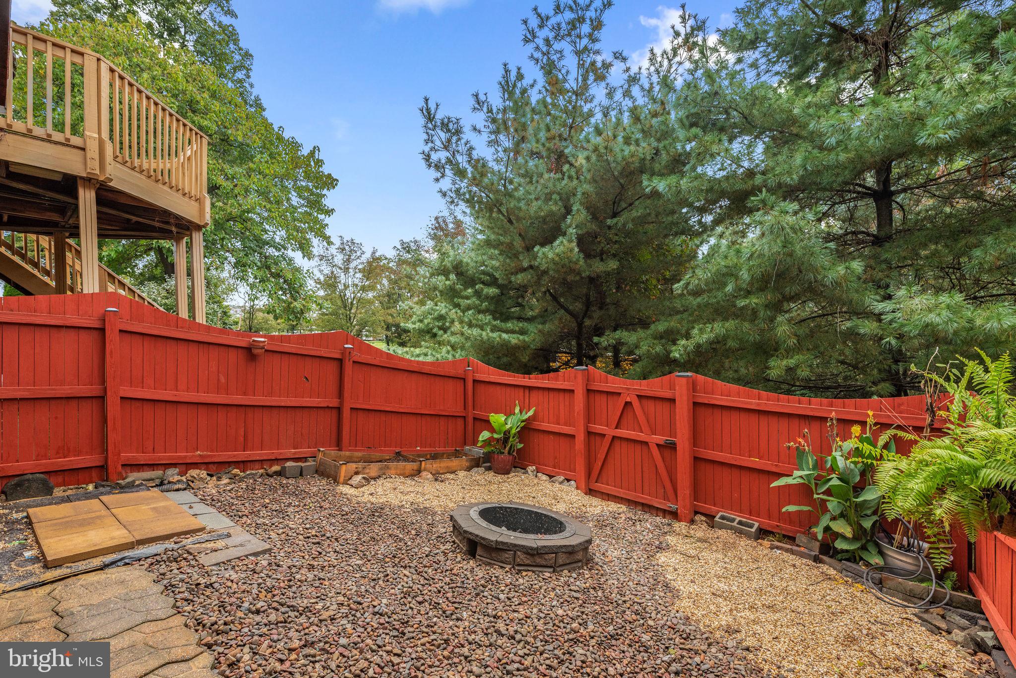 EMERALD KNOLLS - Residential