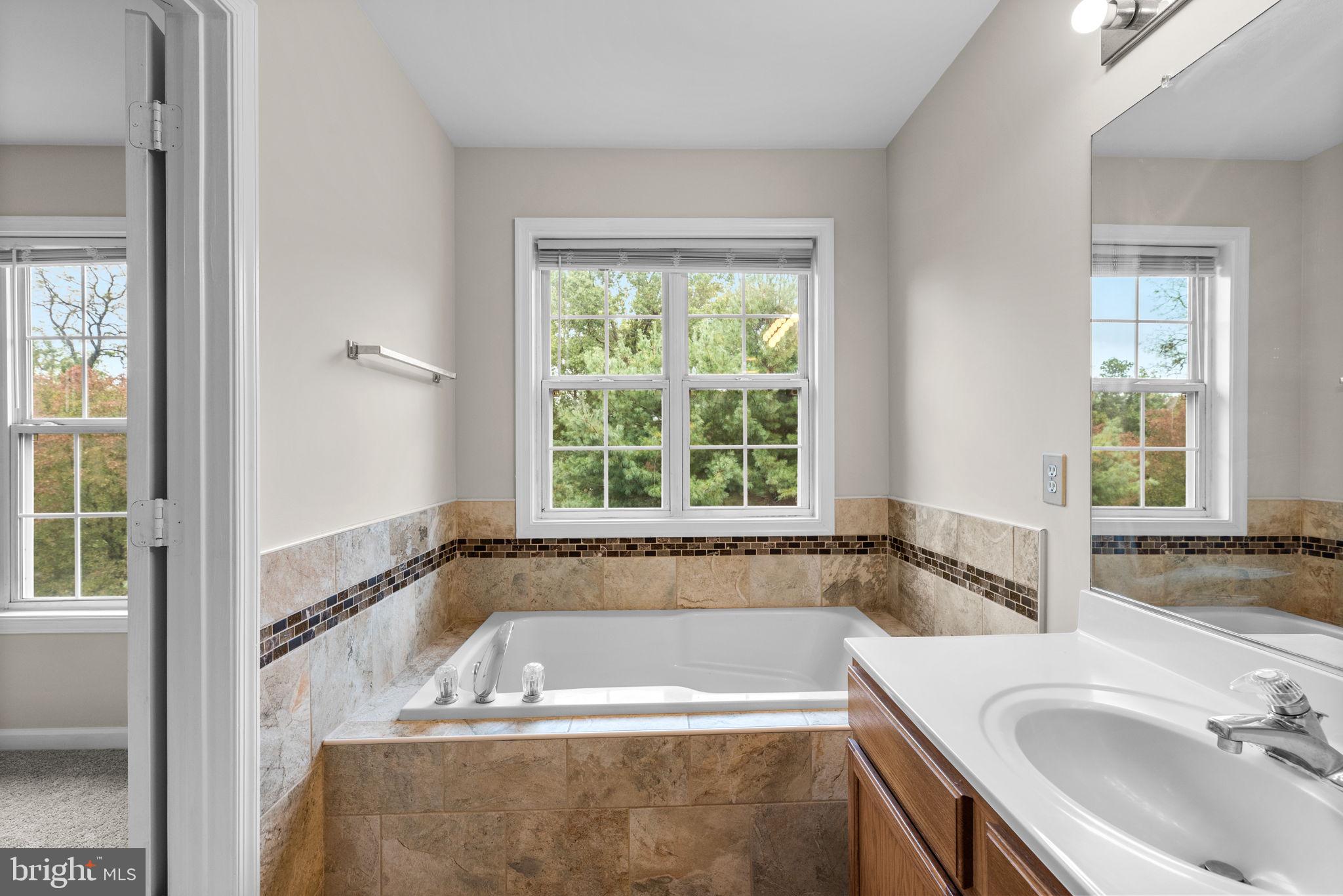 EMERALD KNOLLS - Residential