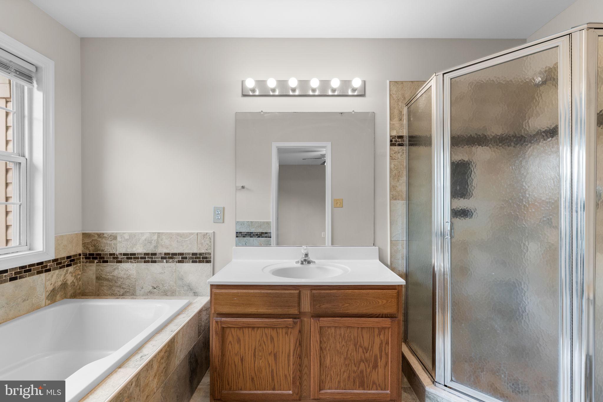 EMERALD KNOLLS - Residential