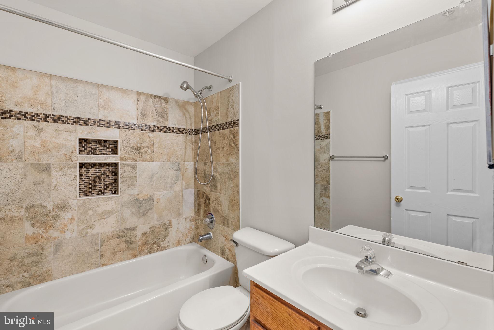 EMERALD KNOLLS - Residential