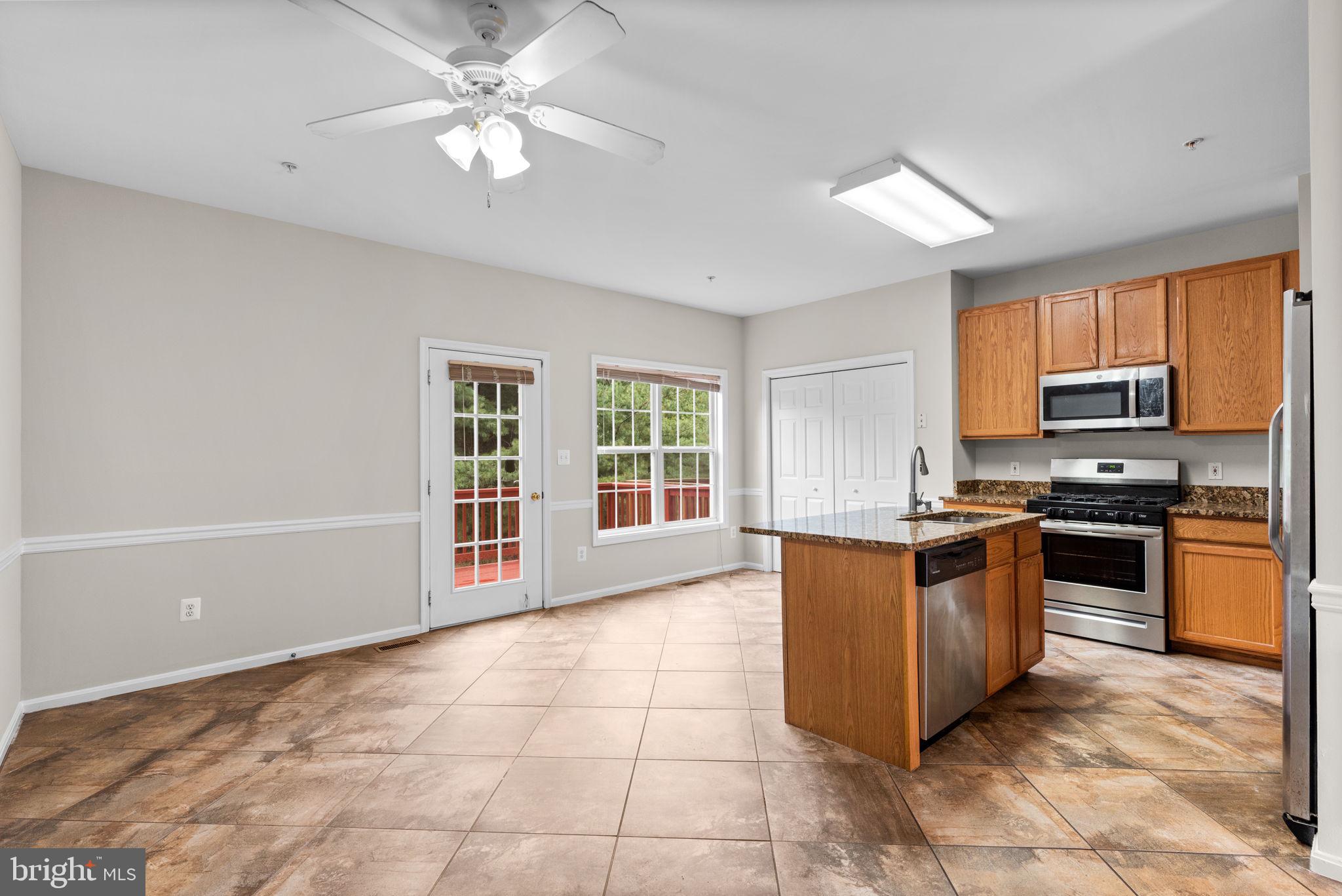EMERALD KNOLLS - Residential