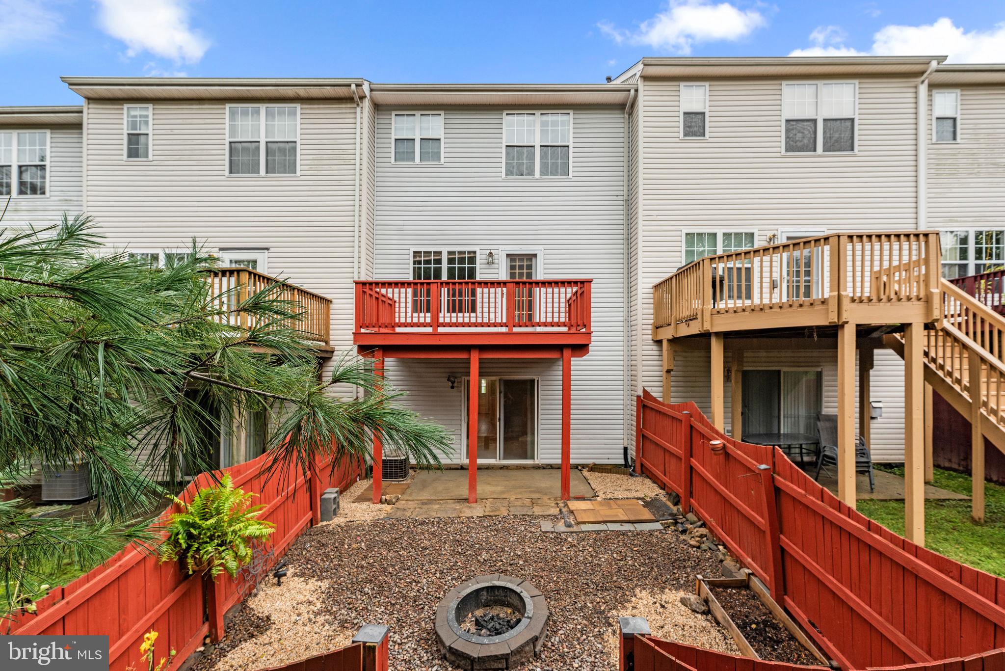 EMERALD KNOLLS - Residential