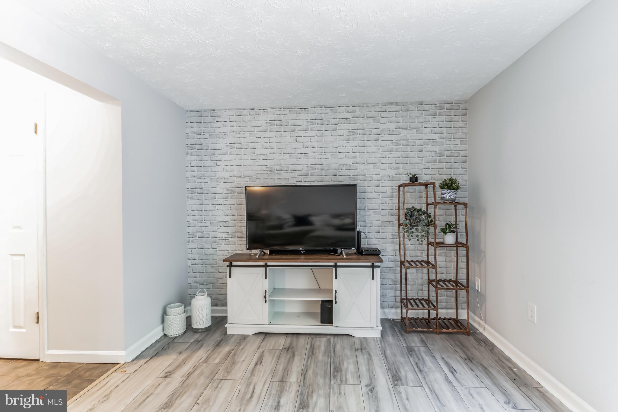 WHITE OAK VILLAGE - Residential