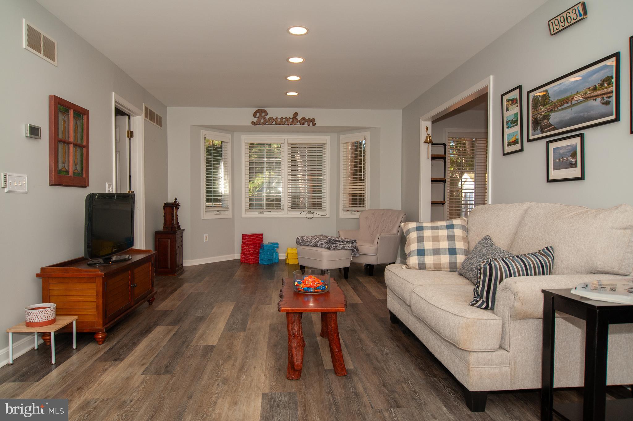 THE HOLLYS - Residential