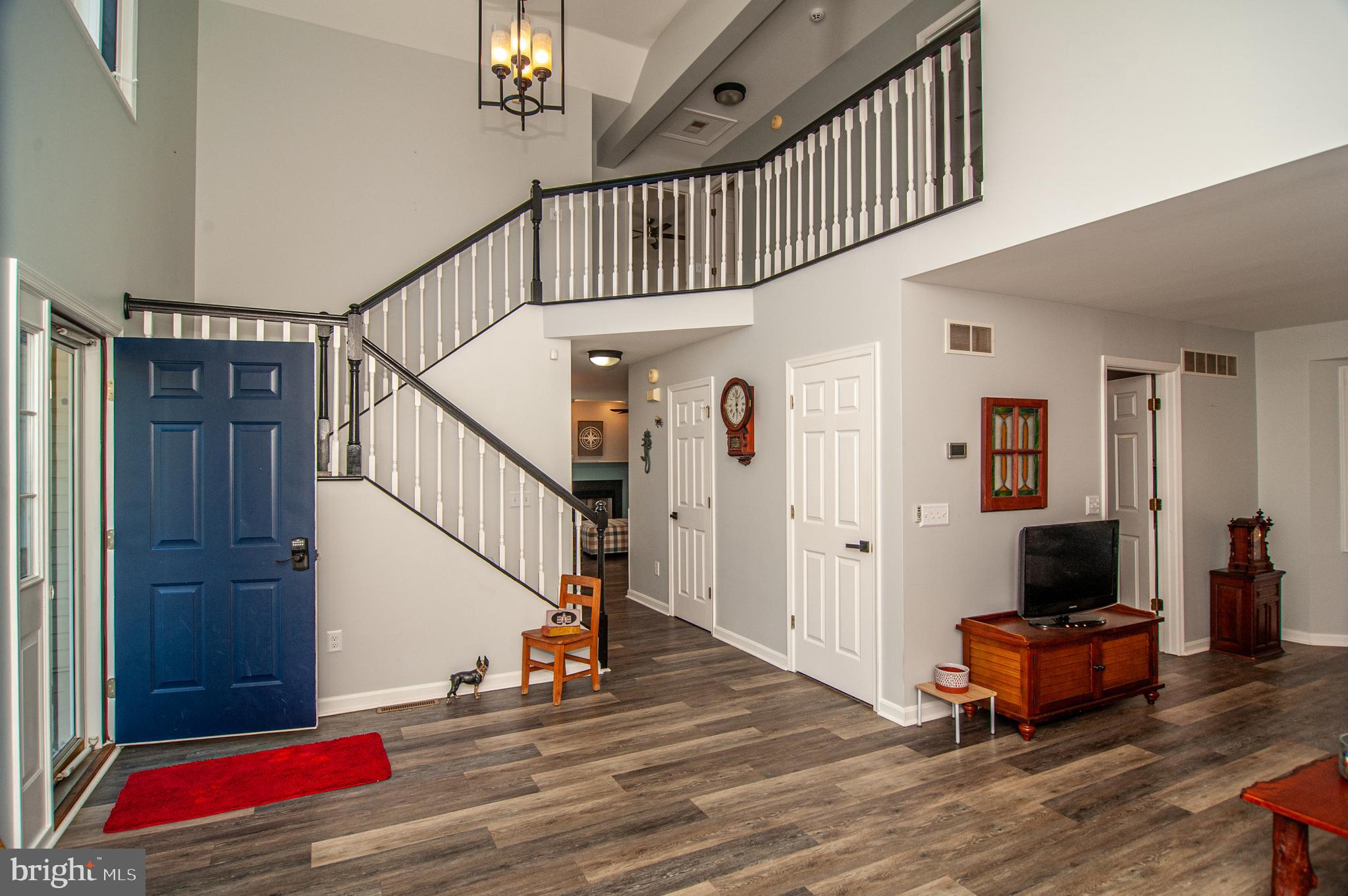 THE HOLLYS - Residential