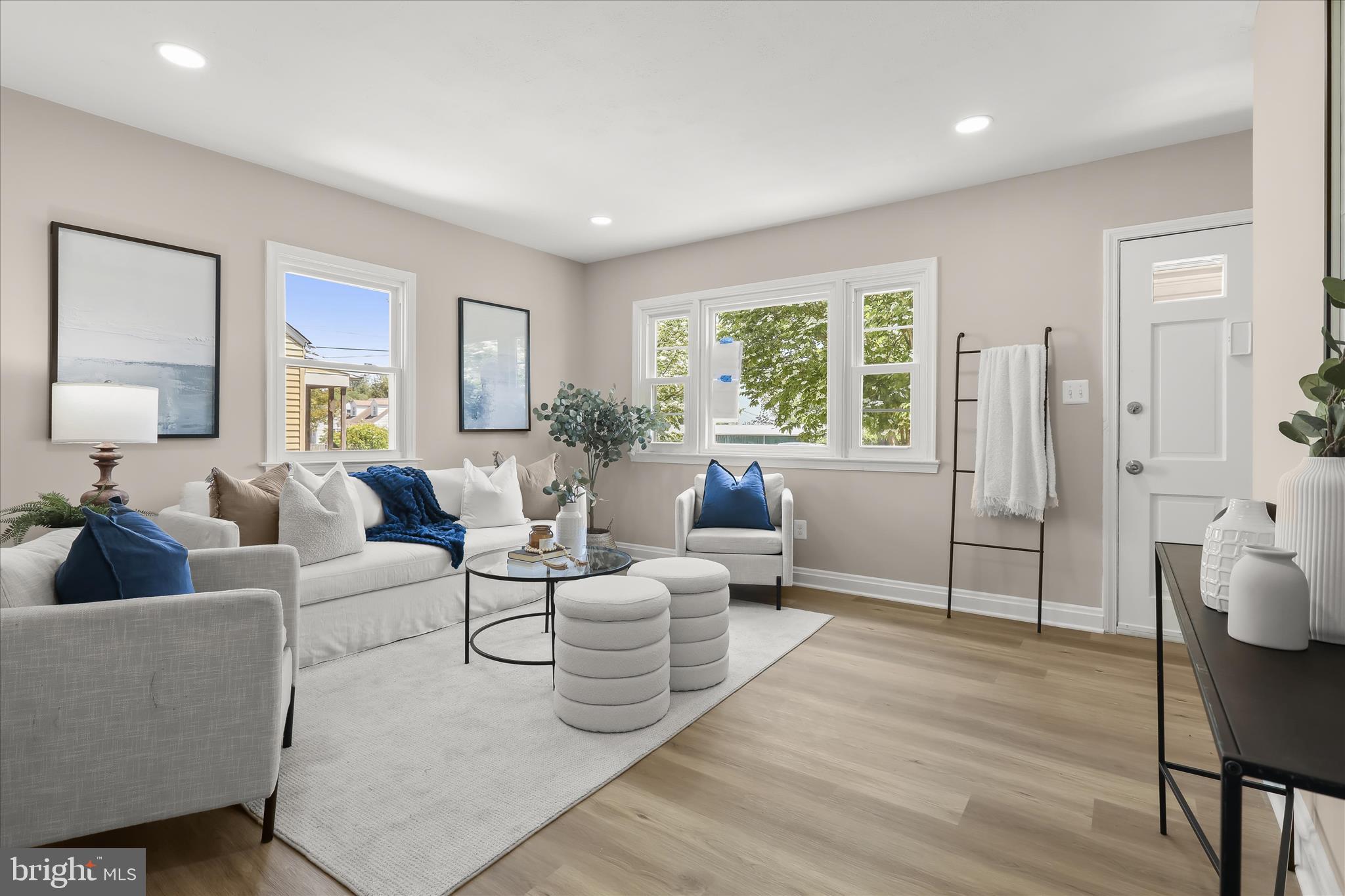 LARCHMONT MANOR - Residential
