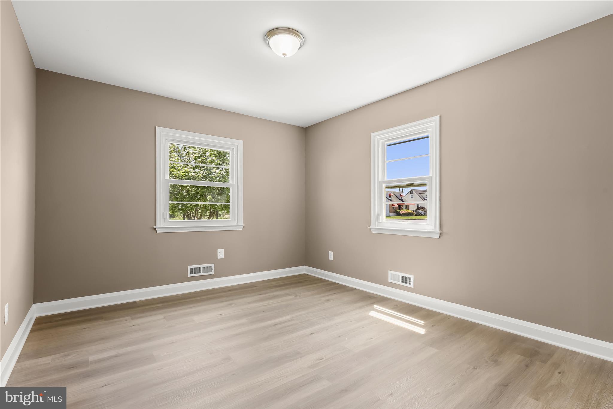 LARCHMONT MANOR - Residential