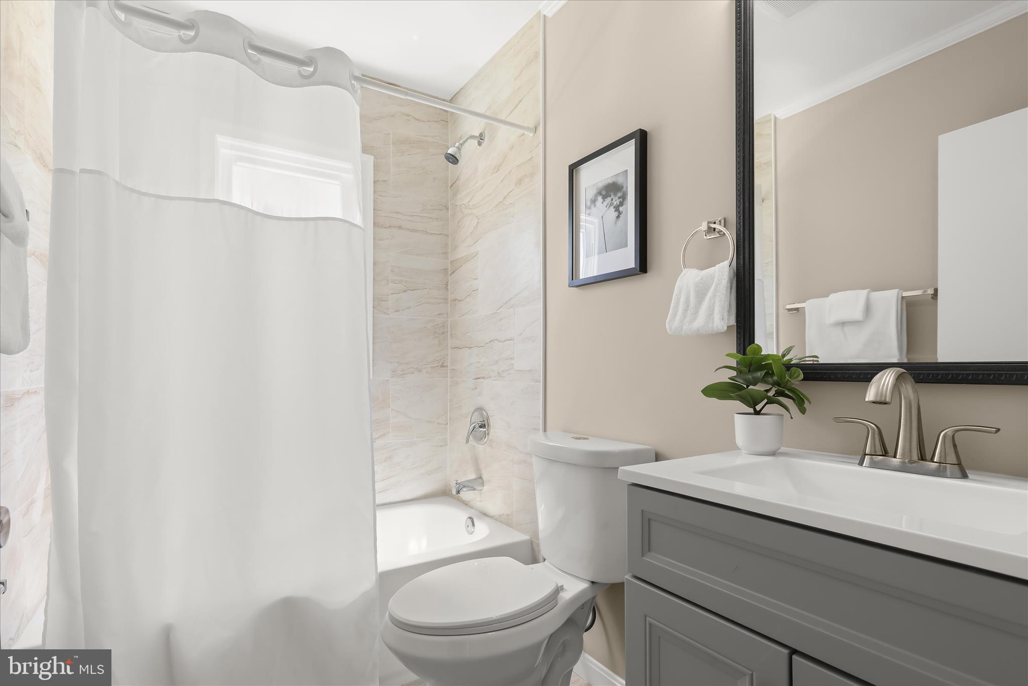 LARCHMONT MANOR - Residential