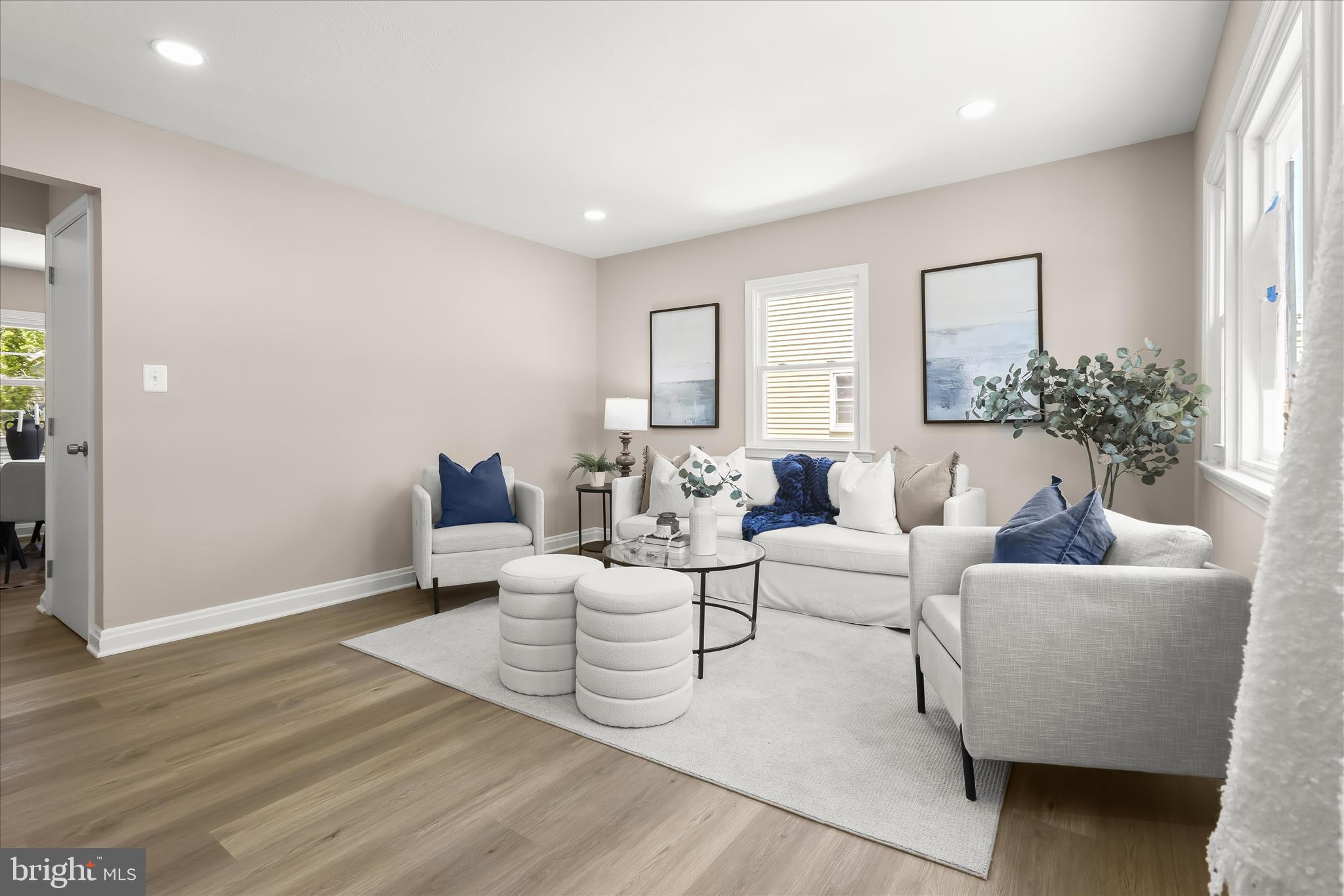 LARCHMONT MANOR - Residential