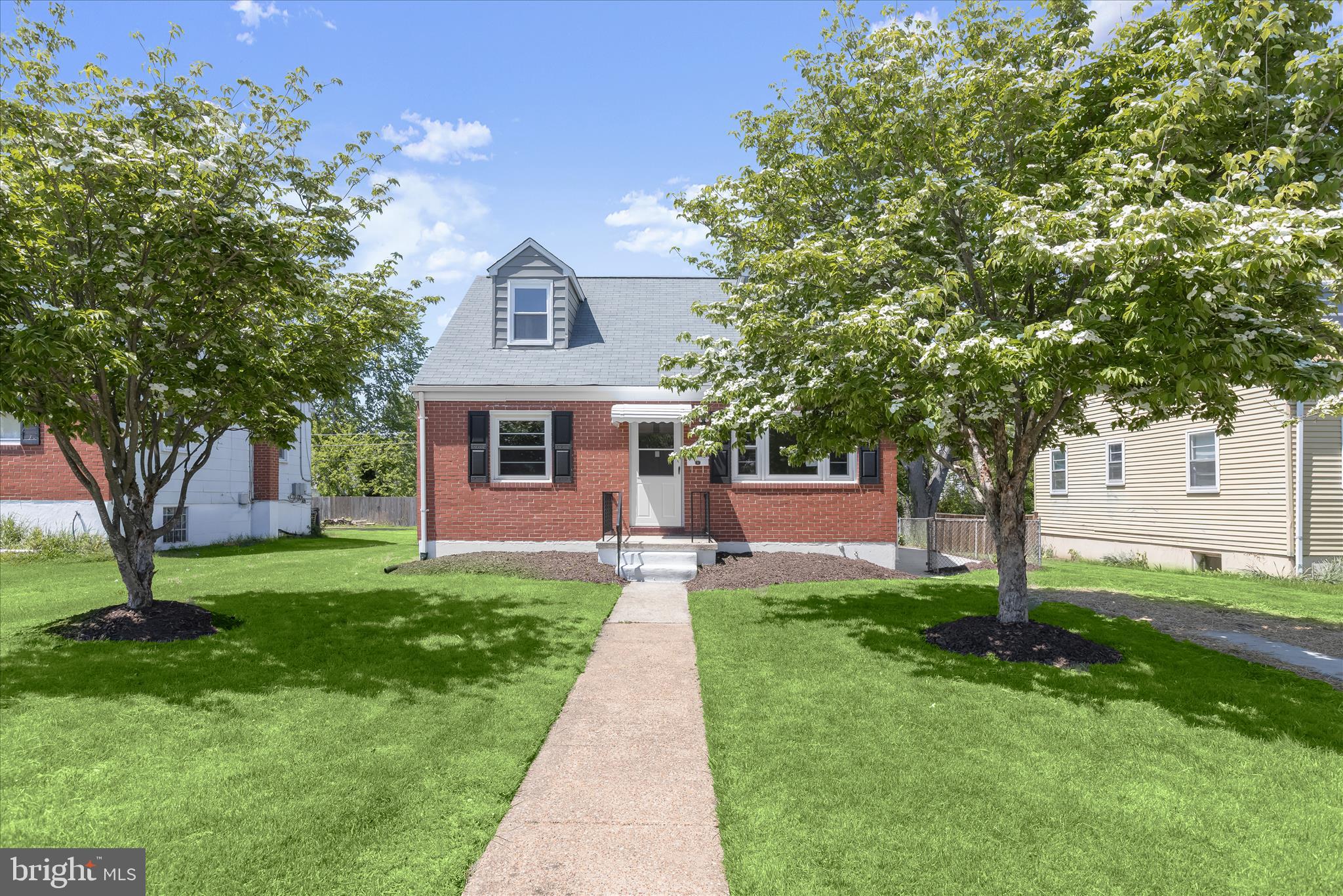 LARCHMONT MANOR - Residential