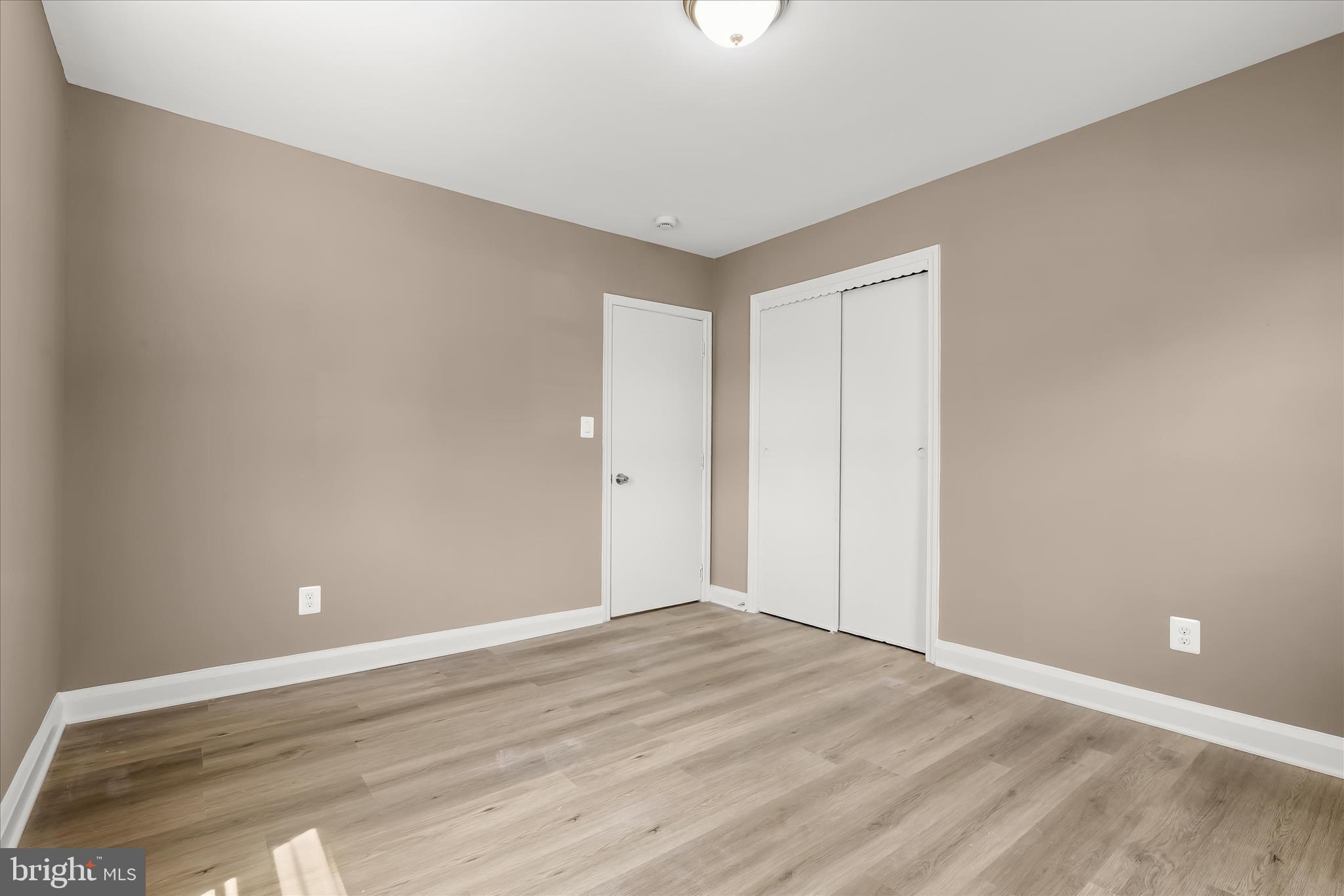 LARCHMONT MANOR - Residential