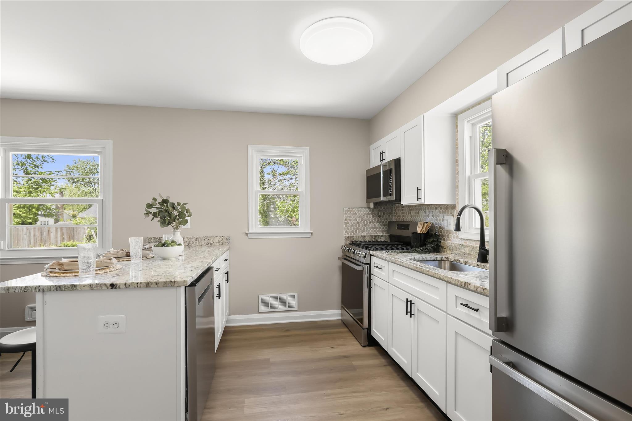 LARCHMONT MANOR - Residential