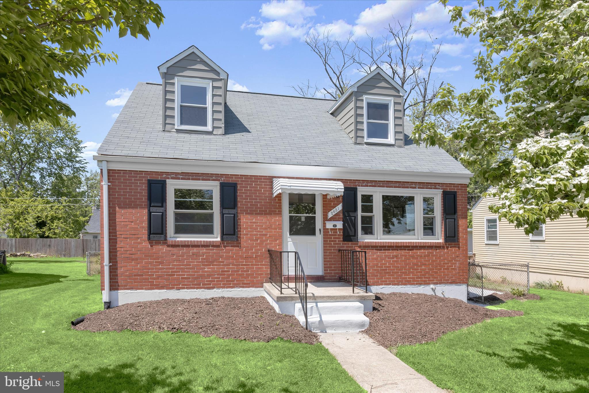 LARCHMONT MANOR - Residential