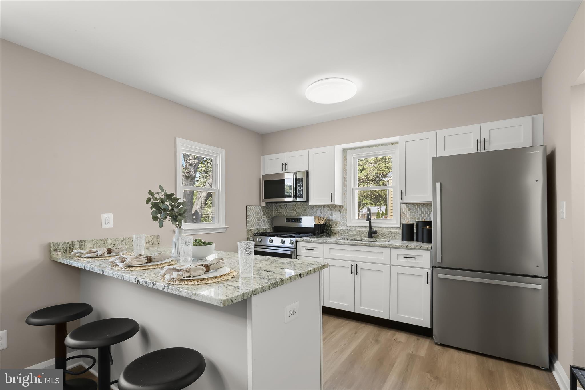 LARCHMONT MANOR - Residential