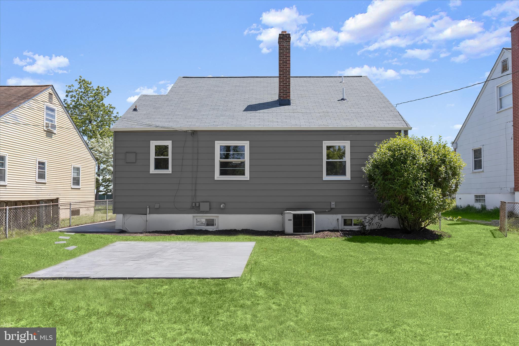 LARCHMONT MANOR - Residential