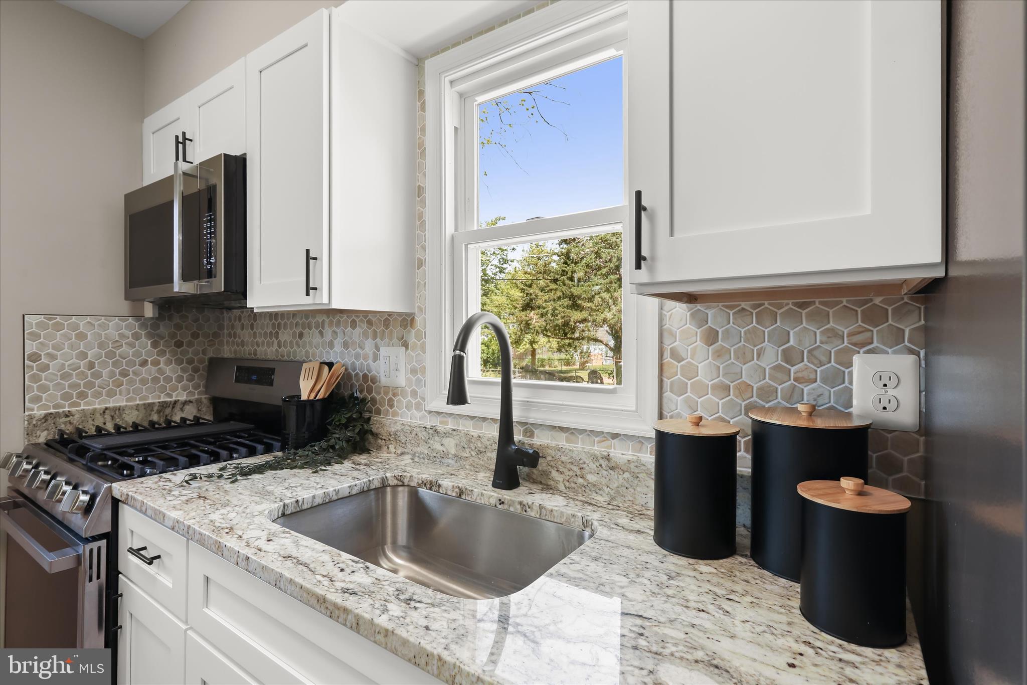 LARCHMONT MANOR - Residential