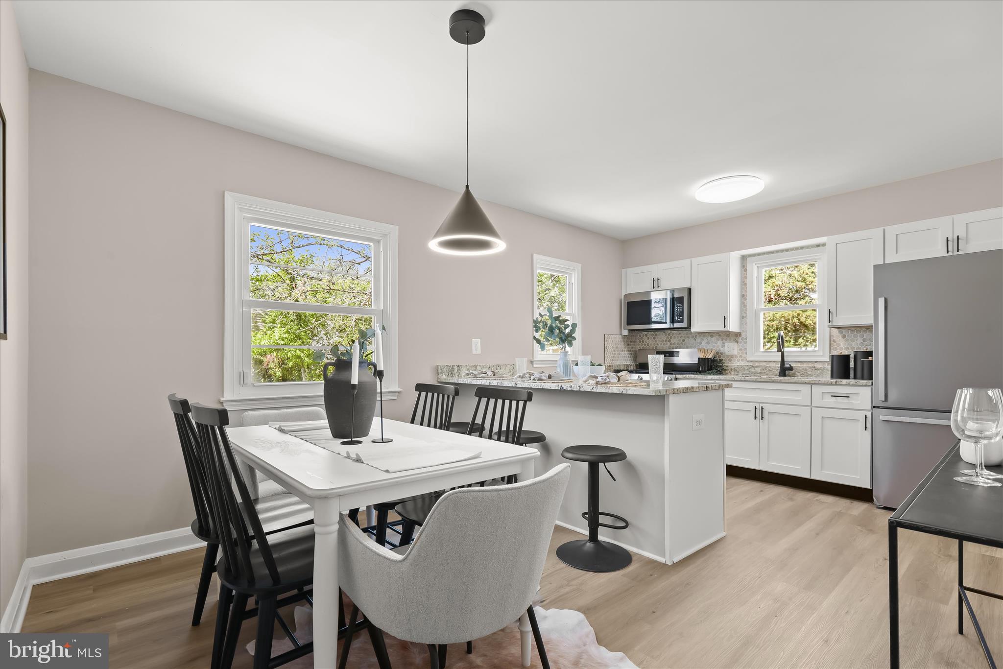 LARCHMONT MANOR - Residential