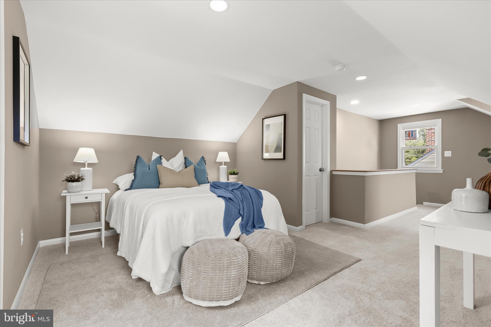 LARCHMONT MANOR - Residential