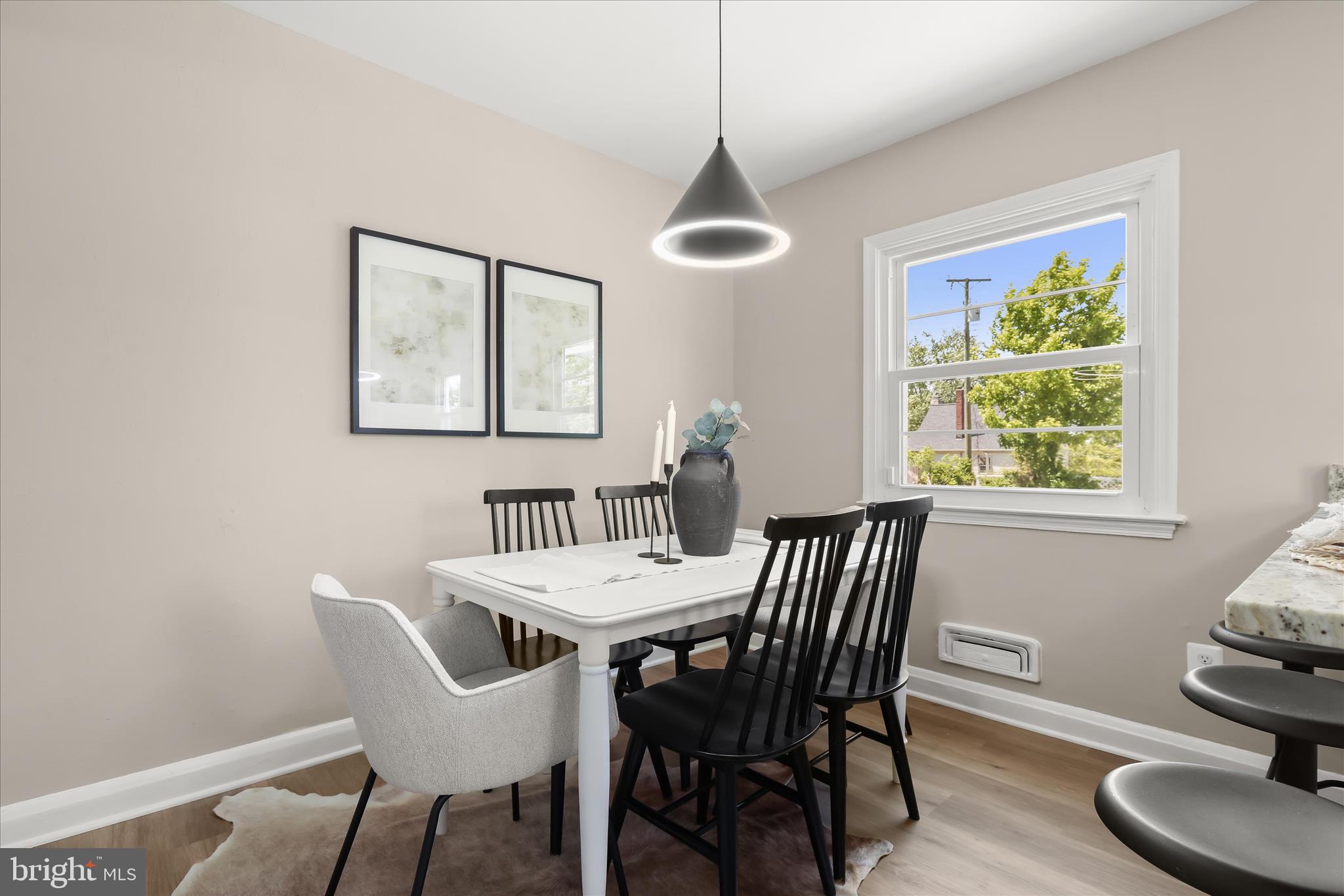 LARCHMONT MANOR - Residential