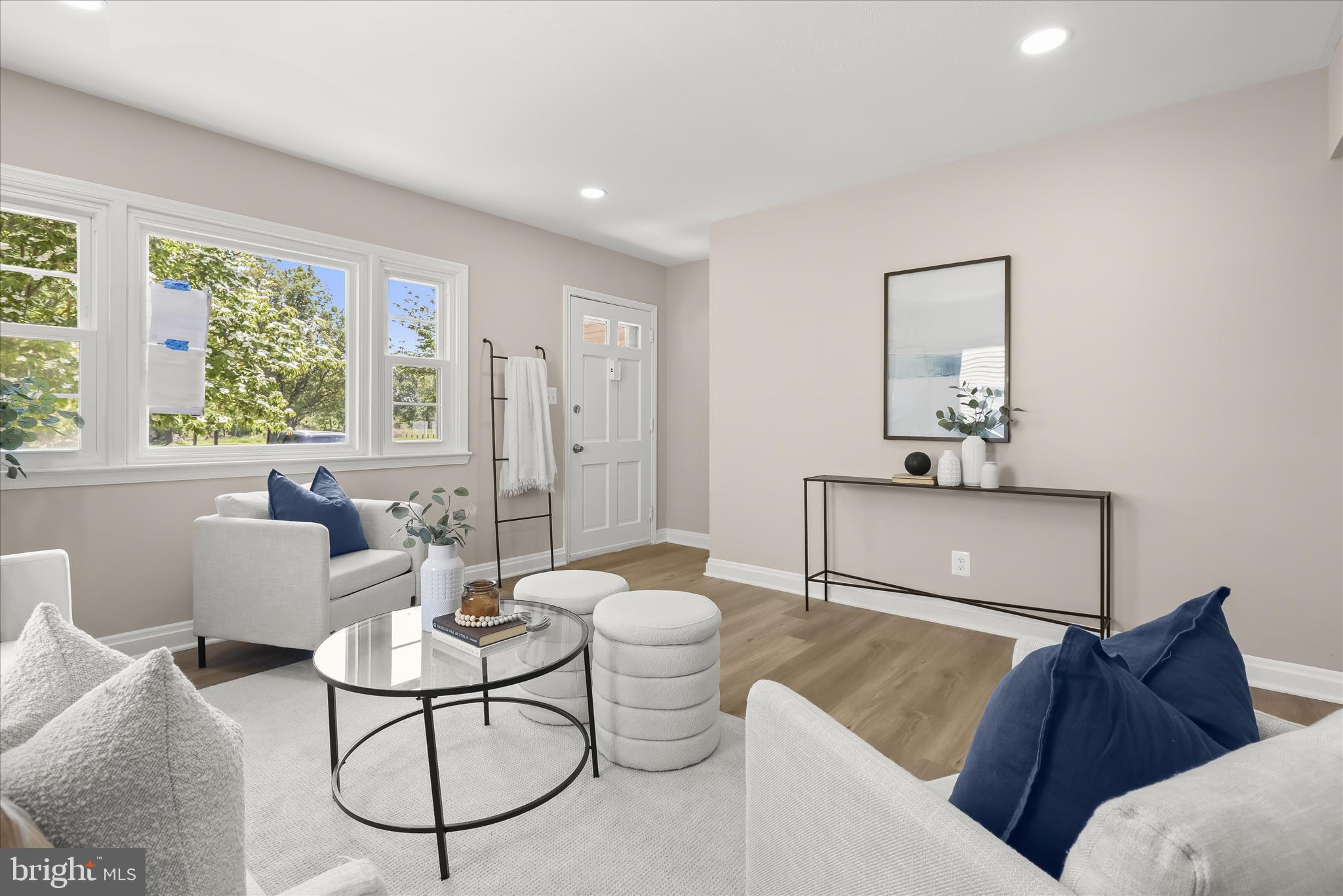 LARCHMONT MANOR - Residential