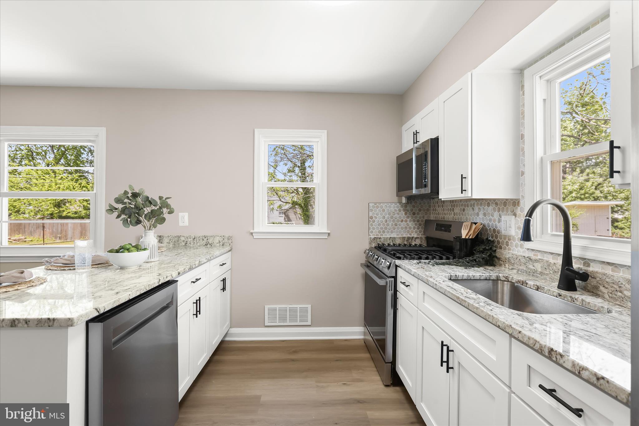 LARCHMONT MANOR - Residential