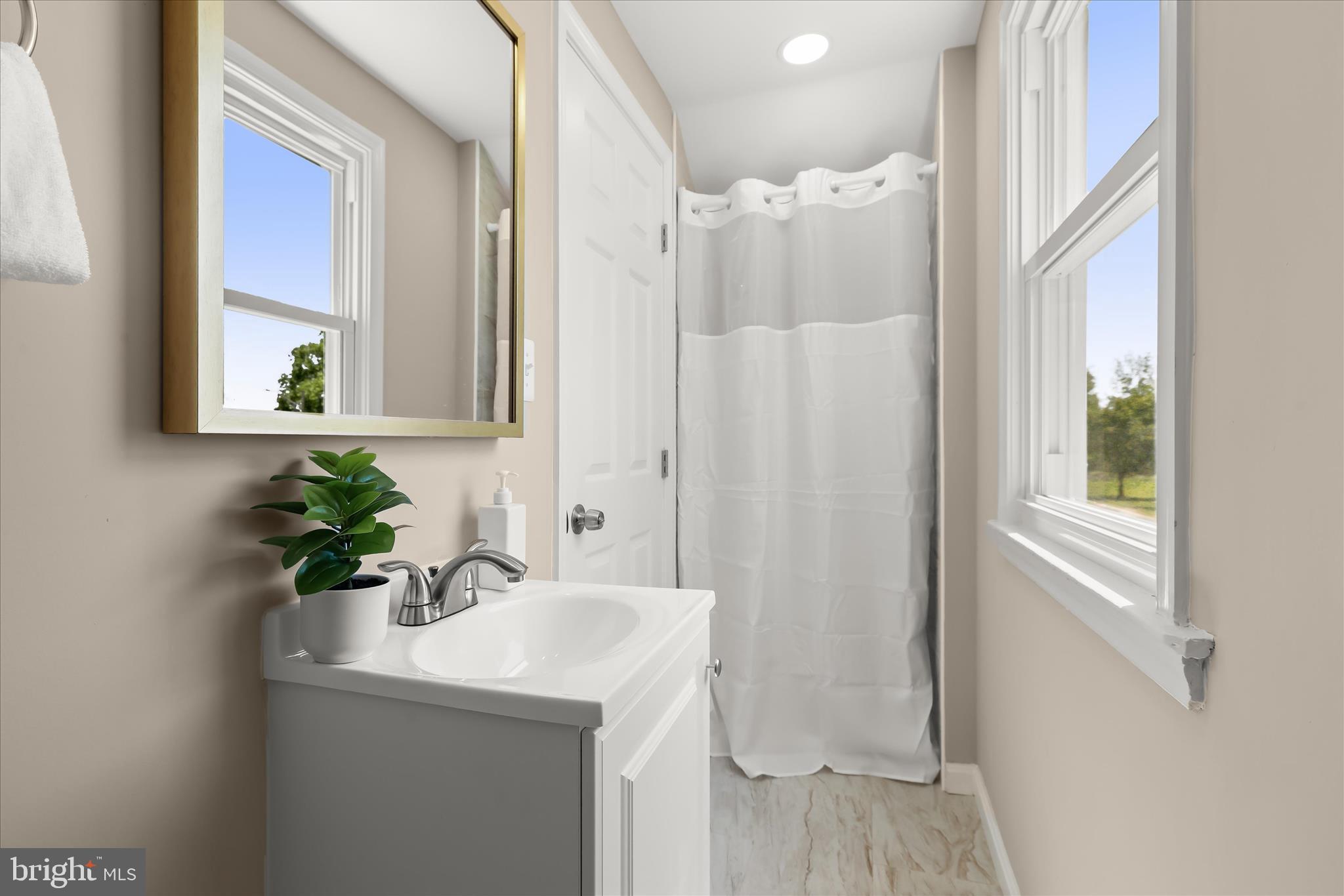 LARCHMONT MANOR - Residential