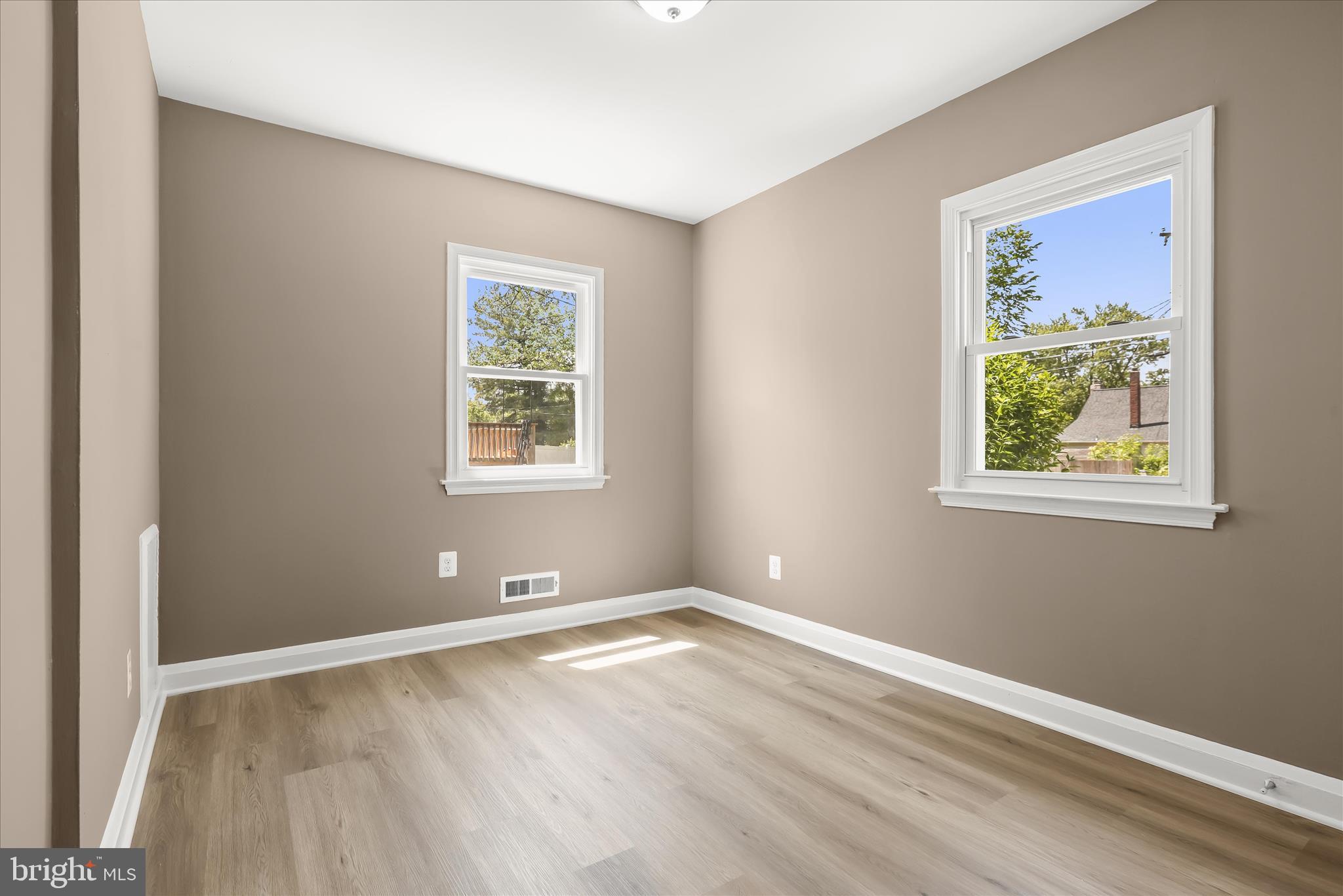 LARCHMONT MANOR - Residential