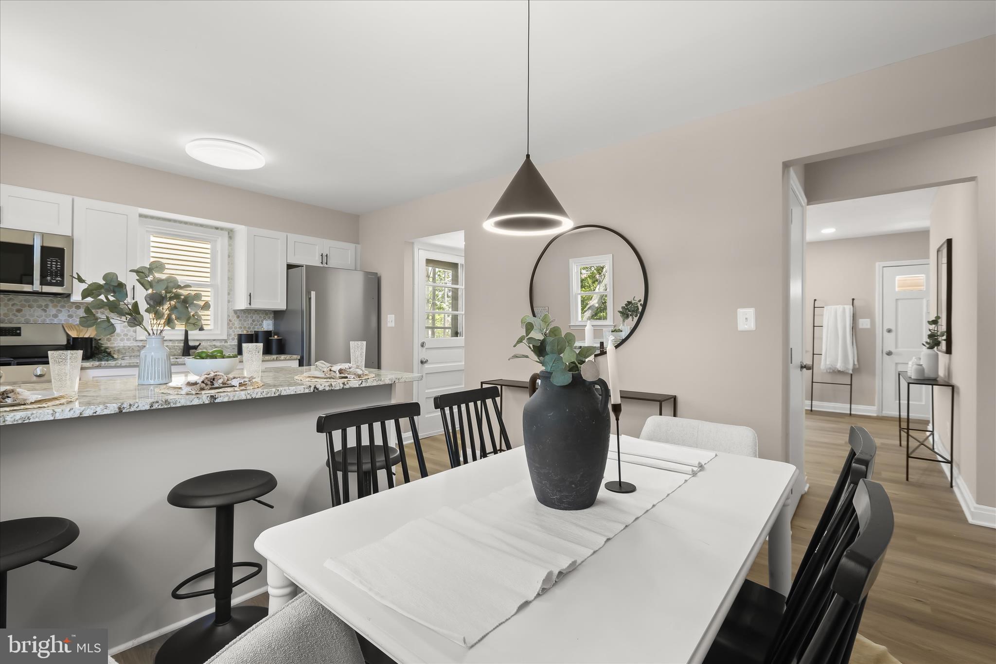 LARCHMONT MANOR - Residential
